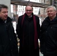 Bild vergrößern:Oberbürgermeister Dr. Lutz Trümper, Verkehrsminister a.D. Karl-Heinz Daehre und Stadtrat Gunter Schindehütte beim Richtfest der Sporthalle Buckau.