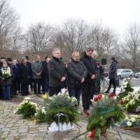Bild vergrößern:Am Mahnmal zum Gedenken an die Opfer des KZ-Außenlagers 