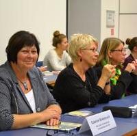 Bild vergrößern:Landtagsabgeordnete Gabriele Brakebusch (l.) stand den Teilnehmern der Auftaktveranstaltung 