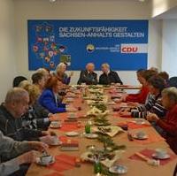 Bild vergrößern:Die Seniorenunion Magdeburg traf sich zu einer besinnlichen Weihnachtsfeier mit dem Ehrenbischof Leopold Nowak (Mitte) 