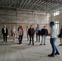 Bild vergrößern:Mitglieder des CDU-Ortsverbandes Ostelbien besuchten am 24. September die Baustelle der Magdeburger Stadthalle.