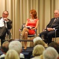 Bild vergrößern:Gestern bei der Buchpräsentation -im Gespräch mit Karl-Heinz Daehre- Minister a.D. Dr. Karl-Heinz Daehre, die Moderatorin Kerstin Palzer und Ministerpräsident a.D. Prof. Dr. Wolfgang Böhmer (v.l.n.r.)