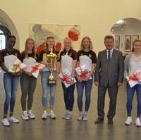 Bild vergrößern:Sportschülerinnen des Sportgymnasiums Magdeburg hatten sich heute Mittag ins Goldene Buch der Landeshauptstadt Magdeburg eingetragen. Die sieben Leichtathletinnen hatten bei der Schulweltmeisterschaft in Kroatien für Deutschland den Weltmeistertitel errungen. Die Schulweltmeisterschaft fand vom 13. Mai - 19. Mai 2019 statt.