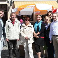 Bild vergrößern:Ein Teil der Standbesetzung beim gemeinsamen Infostand von CDA/CDU/JU am 01. Mai auf dem Alten Markt Magdeburg