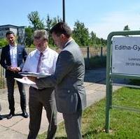 Bild vergrößern:Finanzminister Andre Schröder hat heute (11.06) im Beisein von Florian Philipp MdL und Stadtrat Bernd Heyenmann, STARK III Fördermittelbscheide in Höhe von 4.681.815,84 Euro an die Stadt Magdeburg (Editha-Gymnasium) übergeben. Am Schulstandort Lorenzweg stehen aktuell die Gebäude „A“ und „B“ leer. Sie sollen umfassend saniert werden. Sie erhalten als Neubauten ein gebäudeverbindendes Foyers und eine Aula. Des Weiteren soll auch die Turnhalle saniert werden.