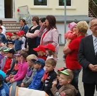 Bild vergrößern:Der Vorsitzende der Fraktion CDU/BfM Wigbert Schwenke MdL (r.) bei der offiziellen Eröffnung des Anbaus der Kindertageseinrichtung Bertis Biberburg