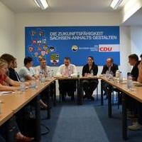 Bild vergrößern:Angeregt debattierten Mitglieder der Jungen Union aus Magdeburg und dem Landkreis Börde mit Innenminister Holger Stahlknecht MdL, der stellv. CDU-Landtagsfraktkionsvors. Gabriele Brakebusch MdL  und Manfred Behrens MdB.