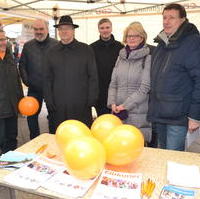 Bild vergrößern:Ministerpräsident Reiner Haseloff (Mitte) besuchte den Stand der Ratsfraktion CDU/FDP/BfM auf der Meile der Demokratie, am 21. Januar 2017.