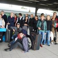 Bild vergrößern:Der 2. stellv. Stadtratsvorsitzende Andreas Schumann (g.r.) verabschiedet eine Jugendgruppe die eine Reise ins chin. Harbin unternimmt. Harbin gehört zu den Partnerstädten Magdeburgs.  