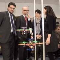 Bild vergrößern:Tobias Krull, CDU-Generalsekretär Peter Tauber MdB und Edwina Koch-Kupfer MdL lassen sich von Professorin Dr.-Ing. habil. Sanaz Mostaghim im SwarmLab die Arbeitsweise der eingesetzten Roboter erklären (v.l.n.r.)