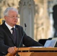 Bild vergrößern:Die Laudatio auf den diesjährigen Preisträger des Kaiser-Otto-Preises hielt der Bundesminister a.D. und heutige Präsident des Deutschen Roten kreuzes Rudlof Seiters