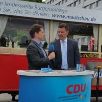 Bild vergrößern:Der Vorsitzende der CDU-Landtagsfraktion André Schröder (r.) beim Start der Bürgerumfrage der Fraktion in der Magdeburger Innenstadt