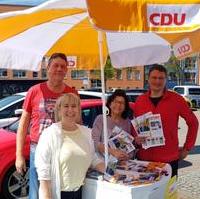 Bild vergrößern:Die CDU-Aktiven beim Infostand am 18. Mai in Ostelbien.