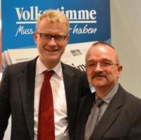 Bild vergrößern:Der Chefredakteur der Volksstimme Alois Kösters mit dem Fraktionsvorsitzenden Wigbert Schwenke MdL bei der Ehrung zum 