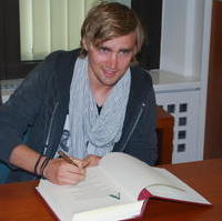 Bild vergrößern:Der gebürtige Magdeburger Marcel Schmelzer, der mit Borussia Dortmund deutscher Fussballmeister 2010/2011 wurde, trägt sich in das Gästebuch der Landeshauptstadt ein.  