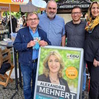 Bild vergrößern:Infostand zu den Europa- und Kommunalwahlen