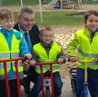 Bild vergrößern:Minister Holger Stahlknecht MdL bei der Übergabe von Schutzwesten an Kinder einer Magdeburger Kindertagesstätte am 03.11.2017. Gesponsert wurden diese von den ÖSA Versicherungen.  