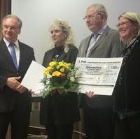 Bild vergrößern:Am 21. November hat Ministerpräsident Dr. Reiner Haseloff MdL (g.l.) die Berufsbildende Schule Beims mit dem ersten Platz in der Kategorie 