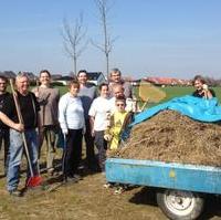 Bild vergrößern:Einige Mitglieder des CDU-Ortsverbandes Süd die sich im Rahmen der Kampagne -Magdeburg putzt sich- am Frühjahrsputz der Wiese am Maikäferweg beteiligt haben