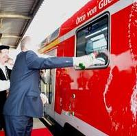 Bild vergrößern:Otto von Guericke und der Minister für Landesentwicklung und Verkehr Thomas Webel bei der Taufe eines neuen Zuges der Deutschen Bahn am Magdeburger Hauptbahnhof (v.l.n.r.)