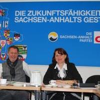 Bild vergrößern:Dieter Klein (KPV-Landesvorsitzender
Sachsen-Anhalt) und Heike Brehmer MdB (Vorsitzende des KPV Bildungswerkes Sachsen-Anhalt) bei der Tagung der KPV Sachsen-Anhalt am 02.11.2011 in Magdeburg