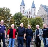 Bild vergrößern:Einige der Mitglieder der Ost- und Mitteldeutschen Vereinigung vor dem Kloster Unser Lieben Frauen 