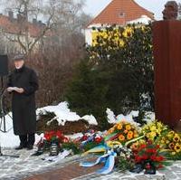 Bild vergrößern:Staatsminister Rainer Robra (l.) spricht aus Anlass des Tag des Gedenkens an die Opfer des Nationalsozialismus auf einer Veranstaltung am ehemaligen Standorts der KZ-Aussenlagers Magda in Magdeburg-Rothensee 