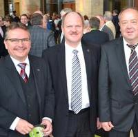 Bild vergrößern:Der Beigeordnete für Finanzen und Vermögen Klaus Zimmermann, der Minister für Landesentwicklung und Verkehr Thomas Webel und Wobau-Geschäftsführer Heinrich Sonsalla beim Festakt zum 20-jährigen Bestehen der Wohnungsbeugesellschaft Magdeburg mbH (v.l.n.r.)