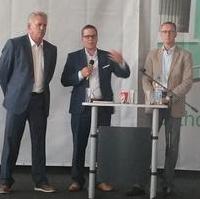 Bild vergrößern:Der Präsident des Bundesinnungsverbandes Orthopädie Technik Klaus-Jürgen Lotz und die beiden Bundestagsabgeordneten Tino Sorge und Dr. Roy Kühne bei einer Diskussionsveranstaltung in Magdeburg (v.l.n.r.)