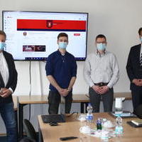 Bild vergrößern:Andreas Schumann MdL (g.l.) und Tobias Krull MdL (g.r.) trafen am 03. Mai Lukas Richter (2.v.r.) und Colin Grundt (2.v.l.) die beim freistil-Jugendwettbewerb einen Preis für ihren Werbefilm für die Jugendfeuerwehr erhalten haben. 