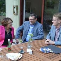 Bild vergrößern:Am Rande einer CDU-Sitzung, die stellv. CDU Kreisvorsitzende Eva Wybrands, der CDU-Schatzmeister Klaus-Dieter Theise und der JU-Kreisvorsitzende Mathias Bethke (v.l.n.r.)