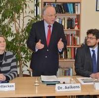 Bild vergrößern:Hochwasserforum in Ostelbien mit Dr. Beate Bettecken (Ortsverbandsvorsitzende) Minister Dr. Hermann Onko Aiekens und CDU-Landtagskandidat Tobias Krull(v.l.n.r.)