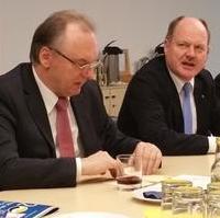 Bild vergrößern:Ministerpräsident Dr. Reiner Haseloff MdL und der CDU-Landesvorsitzende Thomas Webel bei einer Sitzung mit den Kreisvorsitzenden der CDU in Sachsen-Anhalt (v.l.n.r.)