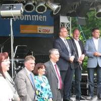 Bild vergrößern:Der Ministerpräsident Dr. Reiner Haseloff (3.v.r.) bei seinem Grusswort auf dem diesjährigen CDU-Sommerfest in Wendgräben