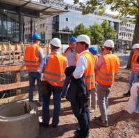Bild vergrößern:Mitglieder des CDU-Ortsverbandes Mitte bei der Besichtung der Baustelle Eisenbahnüberführung Ernst-Reuter-Allee
