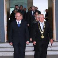 Bild vergrößern:Der Akademische Beirat, angeführt von Ministerpräsident Rainer Haseloff und Rektor a.D. Prof. Dr. Klaus Erich Pollmann (v.l.n.r.) zieht in die Johanniskirche ein.