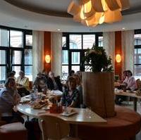Bild vergrößern:Einige der anwesenden Frauen bei der Veranstaltung mit Prof. Dr. Maria Böhmer MdB. Für den Abend wurde eigens ein Cocktail kreiert, da es sich zugleich um den AUftakt der Reihe 