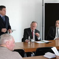 Bild vergrößern:Landtagspräsident Dieter Steinecke MdL, der Minister für Landwirtschaft und Umwelt Dr. Hermann Onko Aeikens und der CDU-Landtagskandidat Kay Barthel bei einer Veranstaltung zur Zukunft der Landwirtschaft in Sachsen-Anhalt (v.l.n.r.)