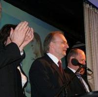 Bild vergrößern:CDU-Landesvorsitzende Thomas Webel, der CDU-Spitzenkandidat Dr. Reiner Haseloff, seine Ehefrau Dr. Gabriele Haseloff (verdeckt) und der CDU-Landesgeschäftsf. Bernd Reisener bei einer Rede auf der CDU-Wahlkampfparty in der Landeshauptstadt (v.r.n.l. / Photo Stefan Feldt)