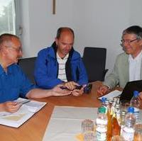 Bild vergrößern:Der Vorsitzende der Fraktion CDU/BfM im Stadtrat der Landeshauptstadt Wigbert Schwenke MdL mit seinen beiden Stellvertretern Frank Schuster und Reinhard Stern bei einer Beratung (v.l.n.r.)