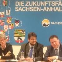 Bild vergrößern:Die stellv. CDU-Kreisvorsitzende Anne-Marie Keding, der CDU-Kreisvorsitzende Tobias Krull MdL und der Mitgliederbeauftragte der CDU Sachsen-Anhalt Mario Karschunke am Rande der Kreisvorstandssitzung am 04. April in der Geschäftsstelle (v.l.n.r.)  