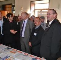 Bild vergrößern:Fraktionsvorsitzender Wigbert Schwenke MdL (2.v.r.) und Stadtrat Bernd Reppin (r.) stellen einer Delegation der Verkehrsbetriebe Le Havre den Stand der Fraktion CDU/bund für Magdeburg auf dem 22. Rathausfest vor.