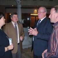 Bild vergrößern:Landtagspräsident Dieter Steinecke (2.v.l.) mit seiner Gattin Anita im Gespräch mit Jürgen Schultze (2.v.r.) und Michael Schultze (1.v.r.) von der Firma Schultze Vending-Systeme am Rande einer Veranstaltung im Rahmen der Tour der Hoffnung. Bei dieser übergaben die beiden letztgenannten eine Spende zu Gunsten der Stiftung Elternhaus. 
