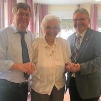 Bild vergrößern:Landtagspräsident a.D. Dieter Steinecke (l.) und Bürgermeister Klaus Zimmermann (r.) gratulierten am 14. Juli Johanna Hedenius zu ihrem 100. Geburtstag.