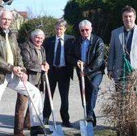 Bild vergrößern:Ortsbürgermeister Dommning (Randau), Ortsbürgermeister Geue (Beyendorf-Sohlen), Wirtschaftsbeigeordneter Nitsche, Ortsbürgermeister Kräuter (Randau/Calenberge) und der MDDSL Geschäftsführer Riedel beim Spatenstich für den Breitbandanschluss dieser Stadtteile ans Internet (v.l.n.r.)