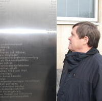 Bild vergrößern:Landtagspräsident Dieter Steinecke besichtigt die Gedenktafel für die Vertreter der kommunalen Selbstverwaltung die der nationalsozialistischen Gewaltdiktatur zum Opfer fielen