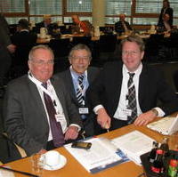 Bild vergrößern:Der stellv. Vorsitzender der Fraktion CDU/Bund für Magdeburg Stadtrat Reinhard Stern (Mitte) mit dem Vorsitzenden der CDU-Braunschweig Wolfgang Sehrt (l.) und seinem Braunschweiger Fraktionskollegen Carsten Müller (r.) am Rande einer Sitzung