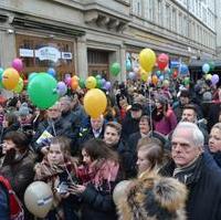 Bild vergrößern:Zahlreiche Bürgerinnen und Bürger besuchten die 8. Meile der Demokratie, so wie hier vor der Hauptbühne.