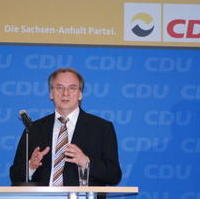 Bild vergrößern:Der CDU-Spitzenkandidat Dr. Reiner Haseloff spricht zu dem programmatischen Schwerpunkten der Union für die Landtagswahl 2011