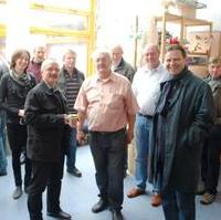 Bild vergrößern:Der Verein zum Erhalt der Düppler Mühle Magdeburg e.V., mit seinem Vorsitzenden Rolf-Dieter Weske (Mitte) lud zum Empfang als Dankeschön an alle Unterstützer. Zu denen zählen auch Fraktionsvorsitzender Wigbert Schwenke (l.) und Stadtrat Bernd Heynemann (r.)